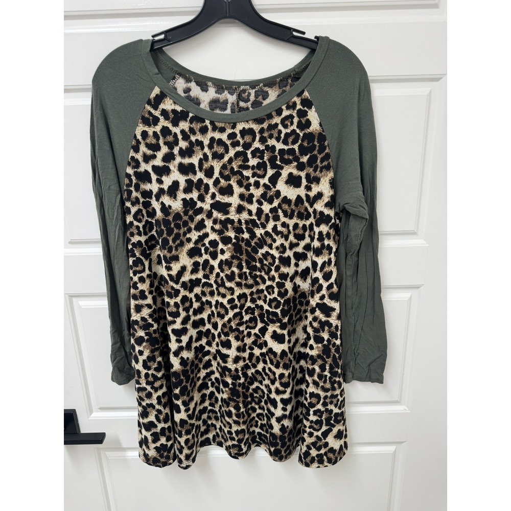 Large Womens Tunic Top Animal Print Poly Spandex Stretch Wide Bottom Green EUC